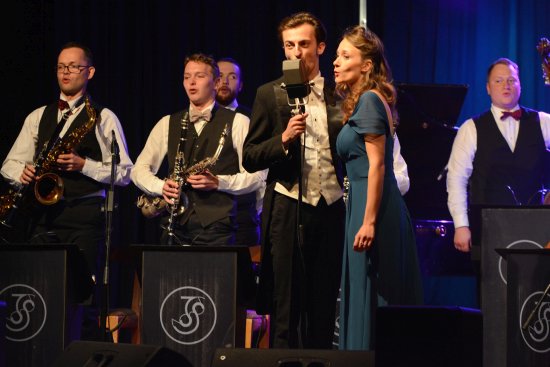 Koncertní vzpomínání na Zdeňka Petra ve vyprodaném velkém sále Katolického domu zahájil pražský orchestr Ježkovy stopy vedený Lukášem Jadrníčkem.
FOTO: DAVID MACHÁČEK