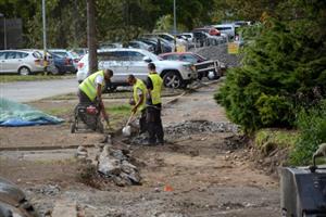 Na ulici I. Šustaly probíhá rekonstrukce plynového potrubí. Na ni naváže celoplošná předlažba chodníků dotčených stavbou.
FOTO: DAVID MACHÁČEK