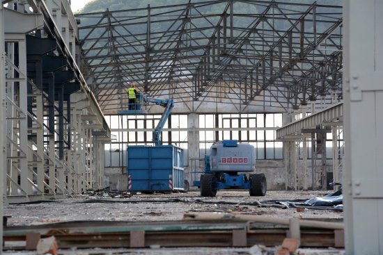 Pracovníci stavební firmy ošetřují skelet někdejší slévárenské haly, která se má proměnit v nové muzeum automobilů. V těchto dnech v sousedství začne i stavba nového depozitáře pro Slovenskou strelu.
FOTO: DAVID MACHÁČEK