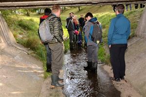 V rámci festivalu Den architektury se skupinka Kopřivničanů nechala zlákat k netradiční procházce korytem Kopřivničky, během které prošli i tři tunely, kterými pod městem protéká. 
FOTO: DAVID MACHÁČEK