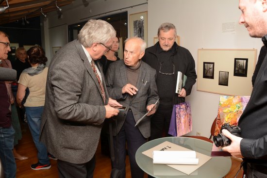 Autor melancholických fotografií Petr Helbich se na vernisáži výstavy, kterou Lašské muzeum oslavuje jeho devadesátiny, bavil s obdivovateli svého díla. 
FOTO: DAVID MACHÁČEK