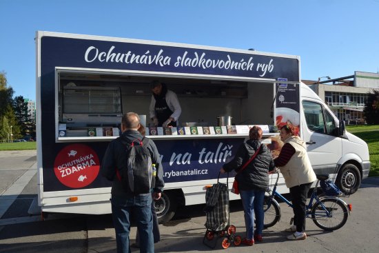 Poprvé v rámci farmářského trhu přijel do Kopřivnice stánek nabízející ochutnávku rybích pochutin. Ministerský program má popularizovat sladkovodní ryby.
FOTO: DANA HOĎÁKOVÁ