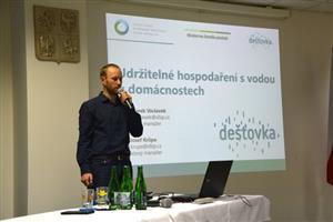 Pracovník Státního fondu životního prostředí ČR Marek Václavek prezentoval na semináři možnosti podpory udržitelného hospodaření s vodou v domácnostech. 
FOTO: DANA HOĎÁKOVÁ