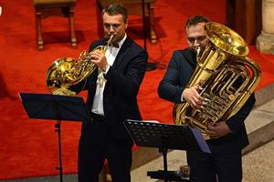 Benefiční koncert souboru Porta Benefica v kostele sv. Bartoloměje pomohl v sobotu 19. října vybrat skautům peníze na rekonstrukci své budoucí základny.  
FOTO: DAVID MACHÁČEK