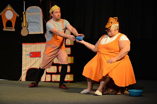 Také hostování Divadla Kapsa minulou neděli poznamenala nemoc. Místo ohlášené Perníkové chaloupky se dětští diváci dočkali pohádky O Budulínkovi.
FOTO: DAVID MACHÁČEK