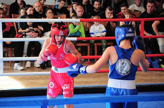 Manuel Hidalgo (BOXING ASK Kopřivnice, vlevo) v domácím ringu podlehl úřadujícímu mistru ČR Denisovi Porubskému z Havířova.
FOTO: KRISTINA ČABLOVÁ