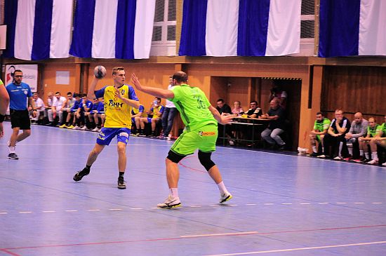 Patrik Fulnek (KH ISMM Kopřivnice, s míčem) hrál v domácím utkání s Maloměřicemi již jako člen české reprezentace.
FOTO: KRISTINA ČABLOVÁ