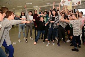 Účastníci workshopu společnosti Post Bellum se do rolí účastníků sametové revoluce v roce 1989 vžili. Dopolední program společně absolvovali vybraní žáci všech kopřivnických základních škol.
FOTO: DAVID MACHÁČEK
