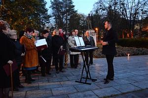 Pěvecké sdružení Kopřivnice ani letos nechybělo při oficiální připomínce výročí vzniku samostatného Československa. Ta proběhla v pondělí na náměstí T.G.M. 
FOTO: DAVID MACHÁČEK
