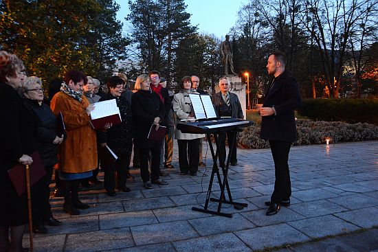 Pěvecké sdružení Kopřivnice ani letos nechybělo při oficiální připomínce výročí vzniku samostatného Československa. Ta proběhla v pondělí na náměstí T.G.M. 
FOTO: DAVID MACHÁČEK

