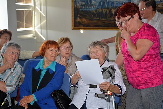 Na zábavném soutěžním odpoledni měli možnost i senioři v publiku řešit rébusy připravené pro soutěžní týmy.
FOTO: DANA HOĎÁKOVÁ
