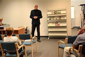 Ladislav Cvíček přednášel v akademické posluchárně kulturního domu o roli studentů v českých dějinách u příležitosti 80. výročí uzavření vysokých škol.
FOTO: DAVID MACHÁČEK
