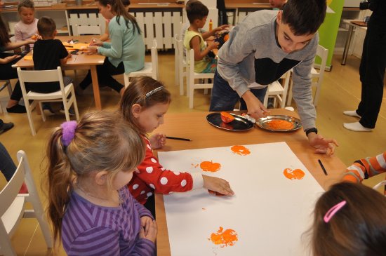 Děti se v mateřské škole pod vedením členů dětského zastupitelstva příjemně bavily. Jejich program měl halloweenské téma.
FOTO: DANA HOĎÁKOVÁ
