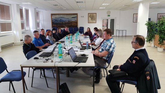 Členové krizového štábu při cvičení řešili problémy, které by mohly nastat při povodňové situaci ve Vlčovicích.
FOTO: DUŠAN BARTOŠÁK