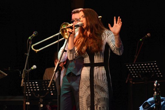 Na pražském koncertě k výročí skladatele Zdeňka Petra vystoupila i kopřivnická zpěvačka Lenka Szabó Hrůzová.
FOTO: DAVID MACHÁČEK