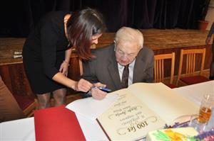 Stoletý Josef Tymel v sobotu slavil své narozeniny se svými nejbližšími. Popřát mu přišli zástupci města. Na památku této události se zapsal do pamětní knihy.
FOTO: DANA HOĎÁKOVÁ