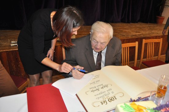Stoletý Josef Tymel v sobotu slavil své narozeniny se svými nejbližšími. Popřát mu přišli zástupci města. Na památku této události se zapsal do pamětní knihy.
FOTO: DANA HOĎÁKOVÁ
