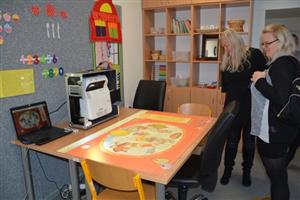 Účastníci Pracovní skupiny pro plánování sociálních služeb si během svého pobytu v Kopřivnici prohlédli prostory a vybavení Denního stacionáře Kopretina.
FOTO: DANA HOĎÁKOVÁ