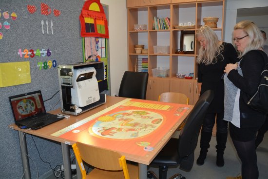 Účastníci Pracovní skupiny pro plánování sociálních služeb si během svého pobytu v Kopřivnici prohlédli prostory a vybavení Denního stacionáře Kopretina.
FOTO: DANA HOĎÁKOVÁ