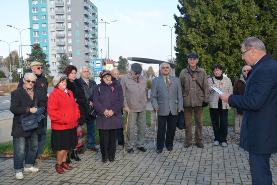 V pondělí 11. listopadu v 11 hodin účastníci pietního aktu vzpomněli na oběti všech válek.
FOTO: DANA HOĎÁKOVÁ