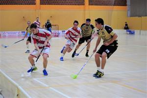 Kopřivničtí florbalisté (v pruhovaných dresech) na domácím hřišti drželi dvě třetiny naději na zisk bodů, nakonec ale Letce podlehli.
FOTO: KRISTINA ČABLOVÁ