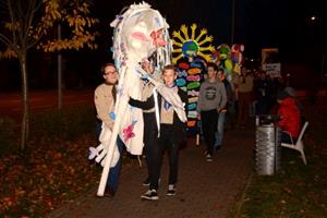 Součástí oslav výročí sametové revoluce byl i lampionový průvod, v jehož čele skauti nesli alegorické loutky vytvořené žáky zdejších základních škol. Na první pozici kráčela loutka Svobody zhotovená ZŠ E. Zátopka.
FOTO: DAVID MACHÁČEK