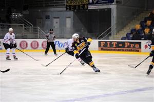 Ondřej Sluštík (HC ISMM Kopřivnice) se na vítězstvích týmu doma s Novým Jičínem a v Havlíčkově Brodě podílel celkem třemi brankami.
FOTO: KRISTINA ČABLOVÁ