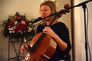 Violoncellistka a zpěvačka Dorota Barová v rámci svého sólového recitálu ve Vlčovicích zahrála i několik nových skladeb.
FOTO: DAVID MACHÁČEK
