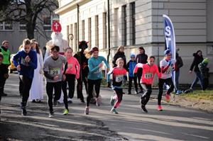 Dětem při běžeckých závodech v sadě Dr. E. Beneše dělali společnost i Mikuláš, čert a anděl.
FOTO: KRISTINA ČABLOVÁ