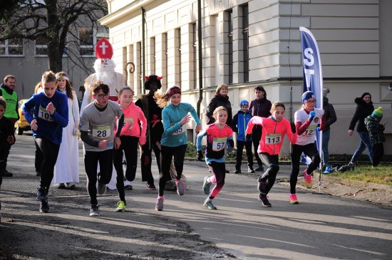 Dětem při běžeckých závodech v sadě Dr. E. Beneše dělali společnost i Mikuláš, čert a anděl.
FOTO: KRISTINA ČABLOVÁ
