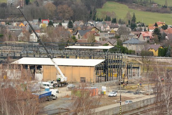 Budoucí automobilové muzeum v minulém týdnu začala pokrývat střecha. Podrobné informace o projektu mohou lidé získat na prezentaci v Ringhofferově vile.
FOTO: DAVID MACHÁČEK