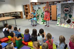 V pobočce městské knihovny v Centru Pětka oslavili Den dětské knihy pohádkovým představením pro nejmenší.
FOTO: DANA HOĎÁKOVÁ
