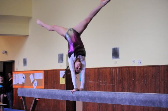 Kateřina Takáčová (GK TJ Sokol Kopřivnice) se na domácím závodě ve dvojboji (prostná a kladina) umístila ve své kategorii na druhé příčce.
FOTO: KRISTINA ČABLOVÁ