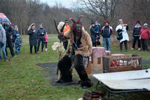 Na Dobrodružnou cestu za Mikulášem se v sobotu ve Vlčovicích vydalo několik desítek lidí.
FOTO: DANA HOĎÁKOVÁ