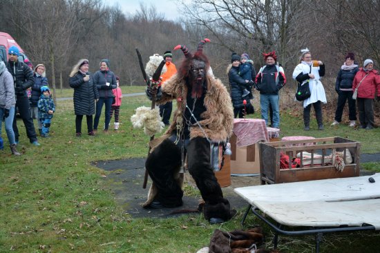 Na Dobrodružnou cestu za Mikulášem se v sobotu ve Vlčovicích vydalo několik desítek lidí.
FOTO: DANA HOĎÁKOVÁ