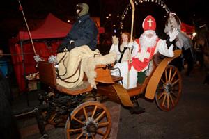 Tradiční Mikulášská jízda centrem Kopřivnice vyvrcholila ve čtvrtek 5. prosince slavnostním rozsvícením vánočního stromu.
FOTO: DAVID MACHÁČEK