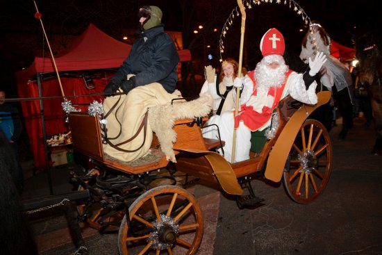 Tradiční Mikulášská jízda centrem Kopřivnice vyvrcholila ve čtvrtek 5. prosince slavnostním rozsvícením vánočního stromu.
FOTO: DAVID MACHÁČEK