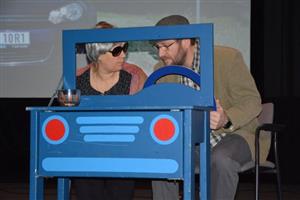 Letos podruhé zavítala divadelní přednáška upozorňující na možná nebezpečí, která na seniory číhají v dopravním provozu.
FOTO: DANA HOĎÁKOVÁ