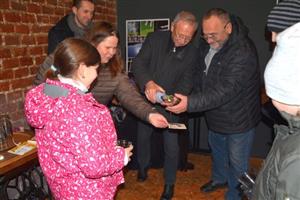 Letošní pohlednici vydanou spolkem Purpura pokřtili Zdeněk Michálek a Ivo Franc.
FOTO: DANA HOĎÁKOVÁ