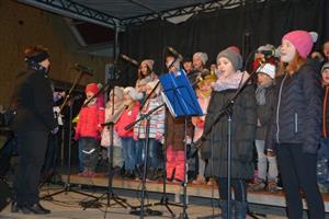 Také v Kopřivnici a ve Vlčovicích se letos ve středu 11. prosince zpívaly vánoční koledy. Akce s názvem Česko zpívá koledy uctila i památku ostravských obětí. 
FOTO: DANA HOĎÁKOVÁ