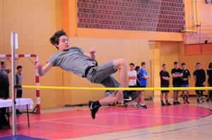 Kopřivnická laťka, soutěž škol ve skoku vysokém, sedmým rokem připomíná památku jejího pořadatele a pedagoga ZŠ M. Horákové Otakara Michálka.
FOTO: KRISTINA ČABLOVÁ