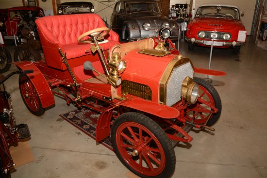 Červený automobil Windhoff, stojící u vstupu do expozice kopřivnického Oldtimer Auto Moto muzea, je jediný svého druhu na světě.
FOTO: DAVID MACHÁČEK
