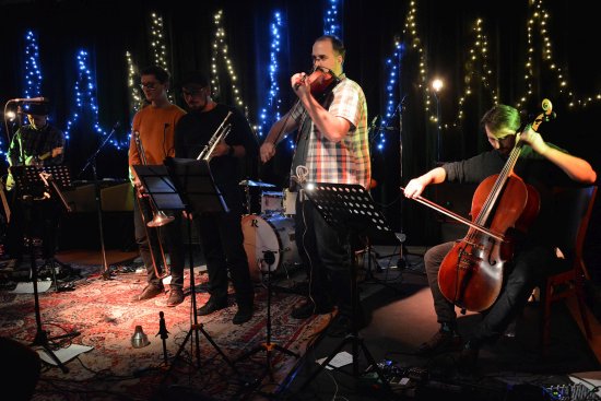 Příznivci produkce místních kapel si před Vánoci přišli do Katolického domu rozbalit nečekaný dárek v podobě koncertu skupin Lu a Nierika, které již léta nekoncertují.
FOTO: DAVID MACHÁČEK