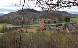 Vizualizace navrhované varianty obchvatu Vlčovic zahrnující 451 metrů dlouhou estakádu, která by měla křižovat obec nedaleko kostela Všech svatých.
REPRO: LINK PROJEKT