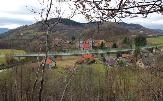 Vizualizace navrhované varianty obchvatu Vlčovic zahrnující 451 metrů dlouhou estakádu, která by měla křižovat obec nedaleko kostela Všech svatých.
REPRO: LINK PROJEKT