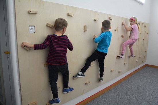 V jednom oddělení Mateřské školy I. Šustaly vznikla za pomoci rodičů lezecká stěna, na které si děti procvičují svou obratnost.
FOTO: DANA HOĎÁKOVÁ