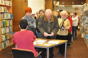 O kurz Akademie třetího věku je mezi kopřivnickými seniory velký zájem. Krátce po zahájení zápisů se v čítárně vytvořila dlouhá řada uchazečů.
FOTO: DANA HOĎÁKOVÁ
