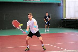 Bratři Hynek (v popředí) a Dominik Bartoňovi byli během vánočních svátků u rodičů v Kopřivnici a trénovali spolu v místní tenisové hale.
FOTO: KRISTINA ČABLOVÁ