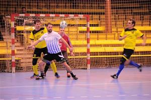 Hráči týmu Vegas Kopřivnice (v pruhovaném dresu) porazili ve finále 1.FC Bari a poprvé se stali držiteli putovního poháru turnaje Tatry.
FOTO: KRISTINA ČABLOVÁ