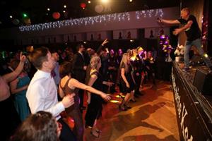 Zpěvák kapely Mňága a Žďorp Petr Fiala baví hosty letošního Obecního plesu v kulturním domě.
FOTO: LADISLAV MÁCHA